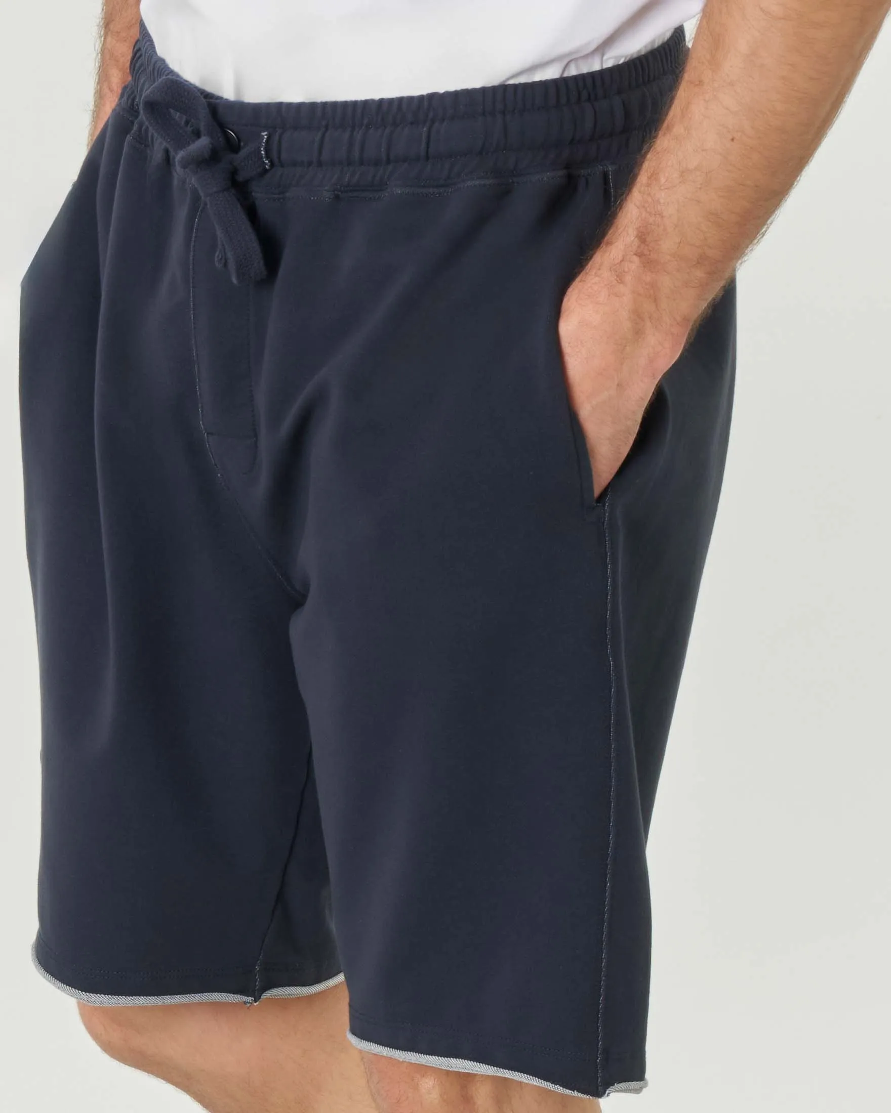 Bermuda blu in tessuto bielastico di pima cotton con elastico in vita e taschino sul retro