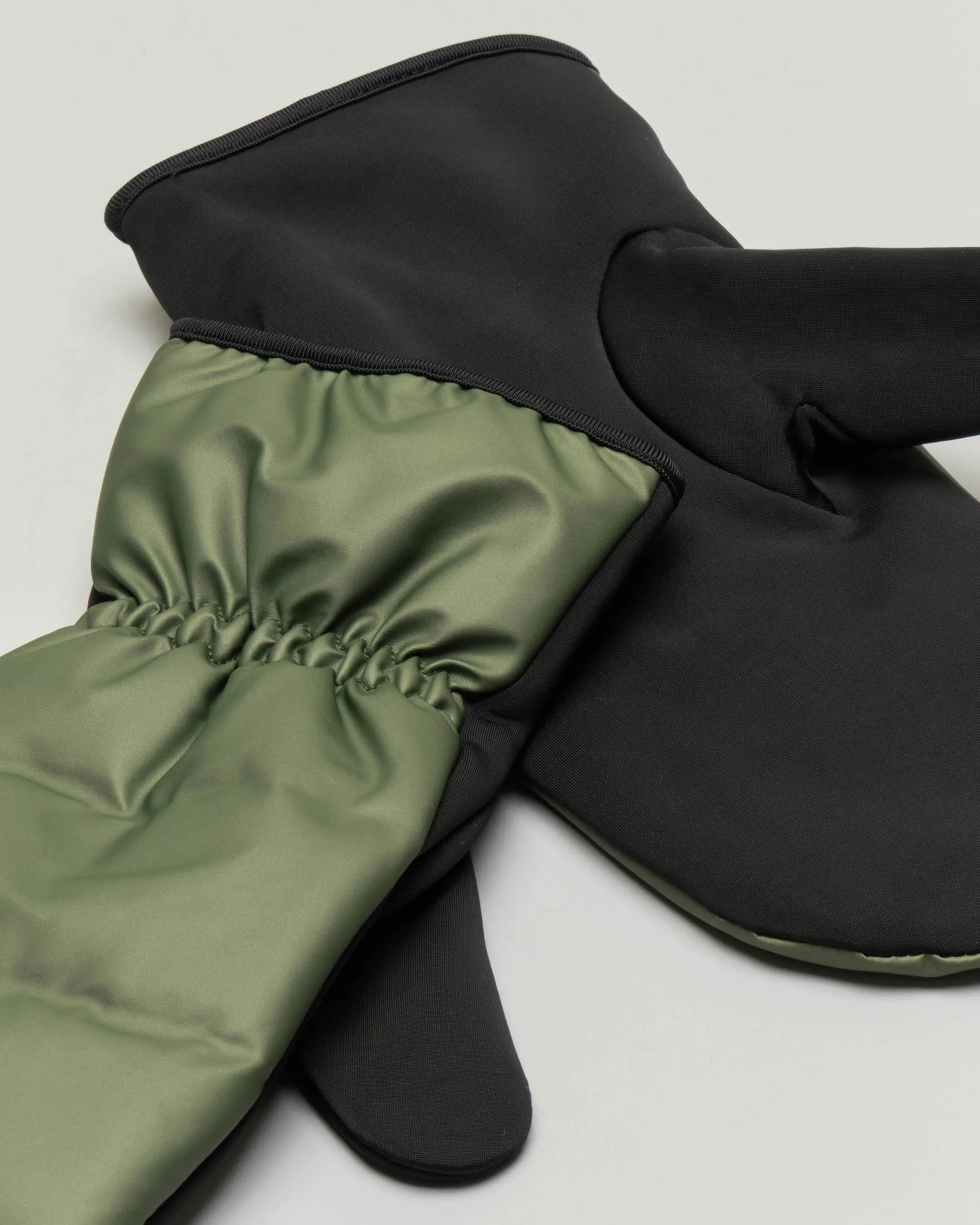 Manopole Trekker Mittens verde militare con imbottitura sul dorso in tessuto impermeabile