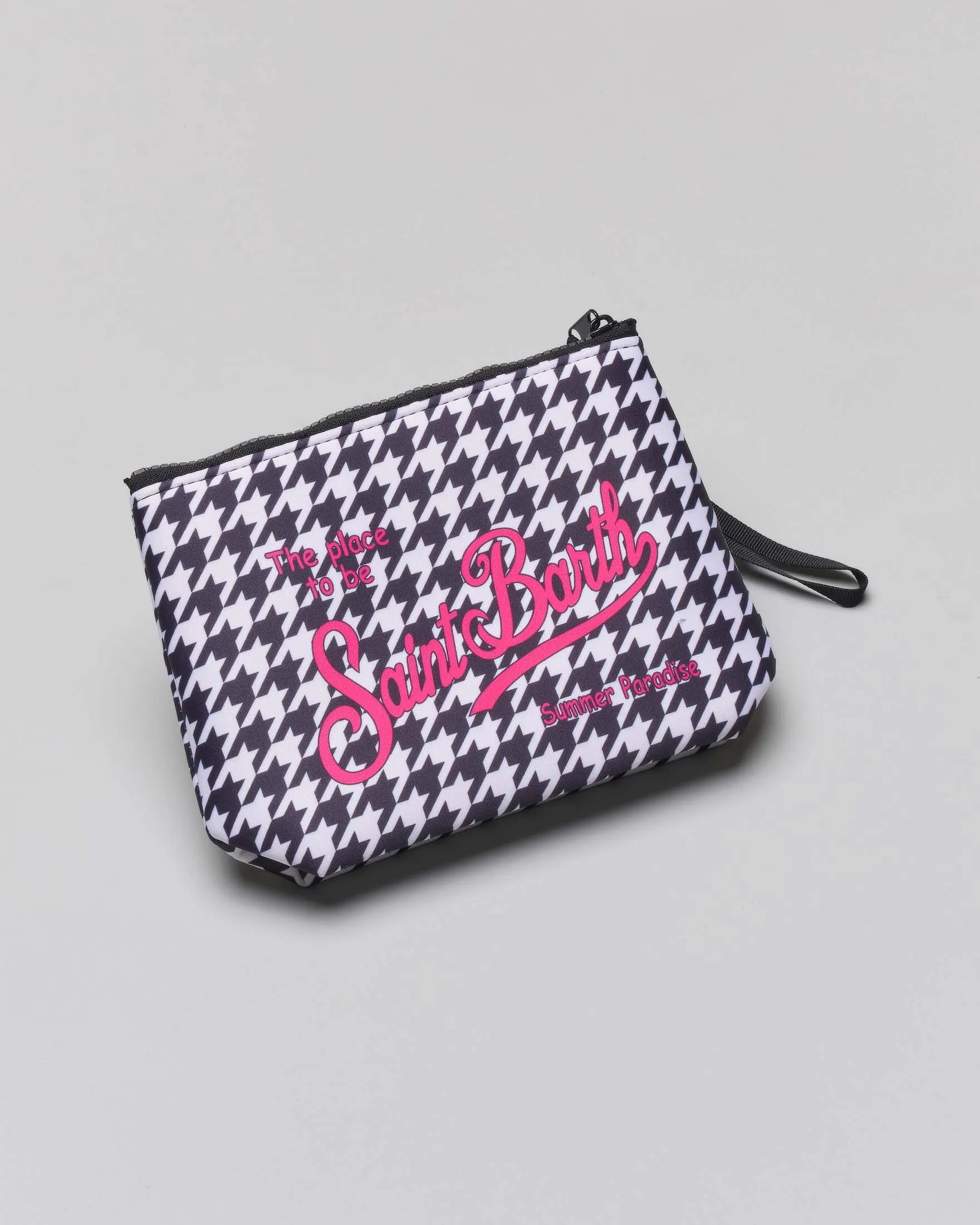Pochette Aline a fantasia pied de puole bianca e nera in tessuto scuba con scritta logo fucsia stampata