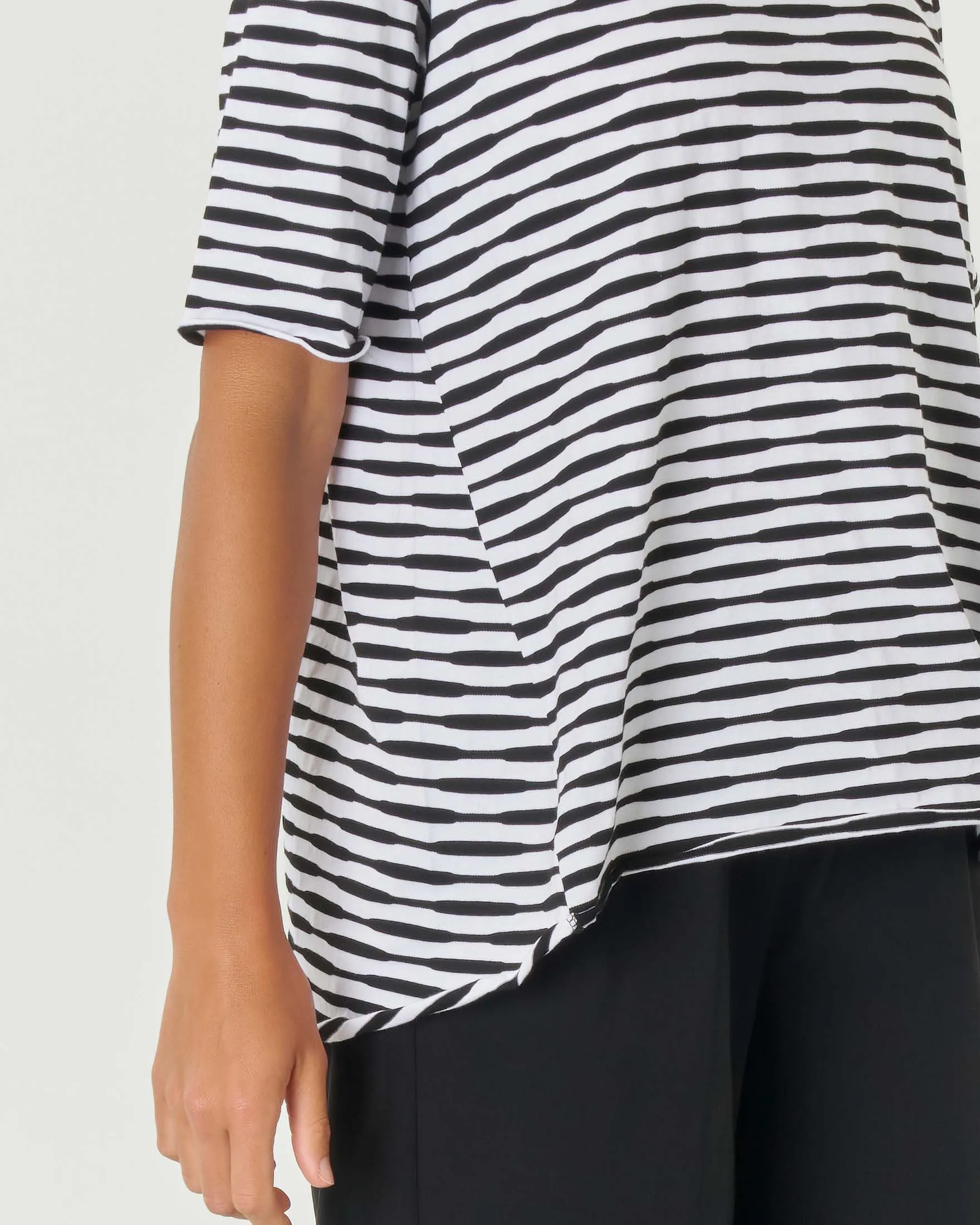 T-shirt in cotone e viscosa bianca a lavorazione jacquard a onde nere